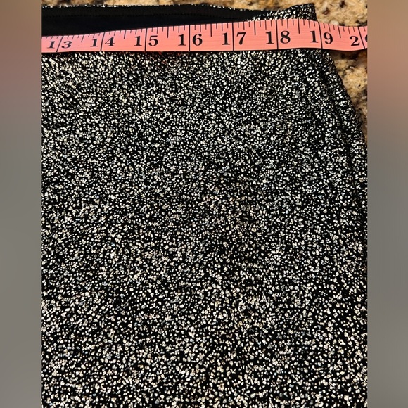 TORRID SKIRT SIZE:1 WAIST:19” LENGTH:24” This skirt has a lot of stretch to it. - Picture 8 of 13